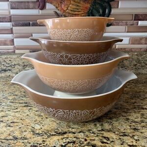 Vintage Pyrex mixing bowls